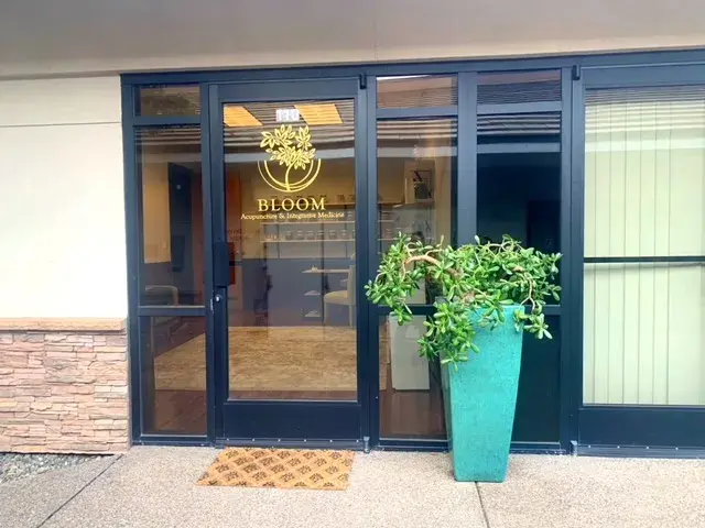 massage bloom outside door